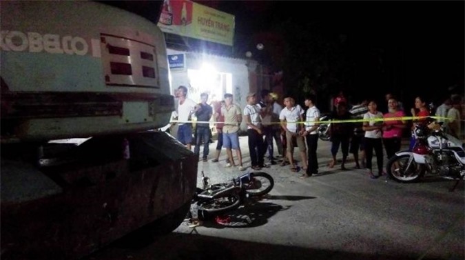 Xe máy đâm vào máy xúc, 3 học sinh thương vong