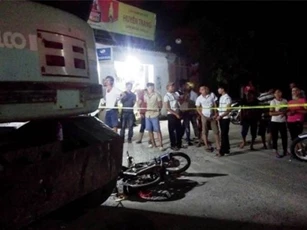 Xe máy đâm vào máy xúc, 3 học sinh thương vong