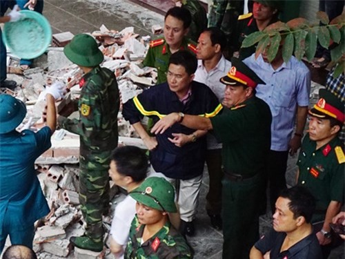 Chủ nhà 4 tầng bị sập từng yêu cầu hàng xóm dừng đào móng