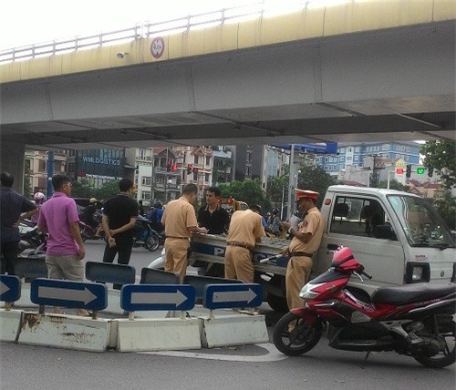 Hà Nội: Dừng đèn đỏ hai cô gái bị ô tô đâm nhập viện 