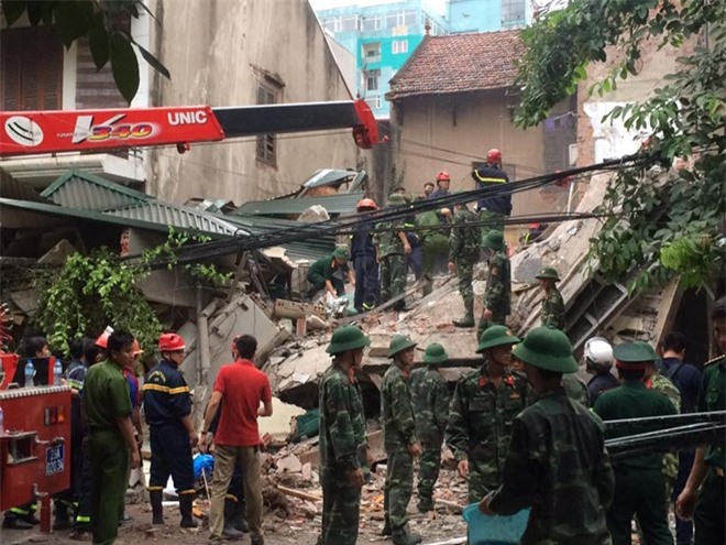 Hà Nội: Sập nhà 4 tầng trong đêm, 4 người mắc kẹt