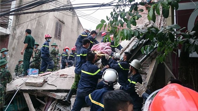Sập nhà ở Hà Nội: Người thân đau đớn đón thi thể nạn nhân