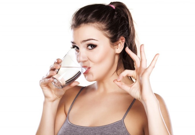 Tại sao bạn nên duy trì uống nước muối mỗi sáng?