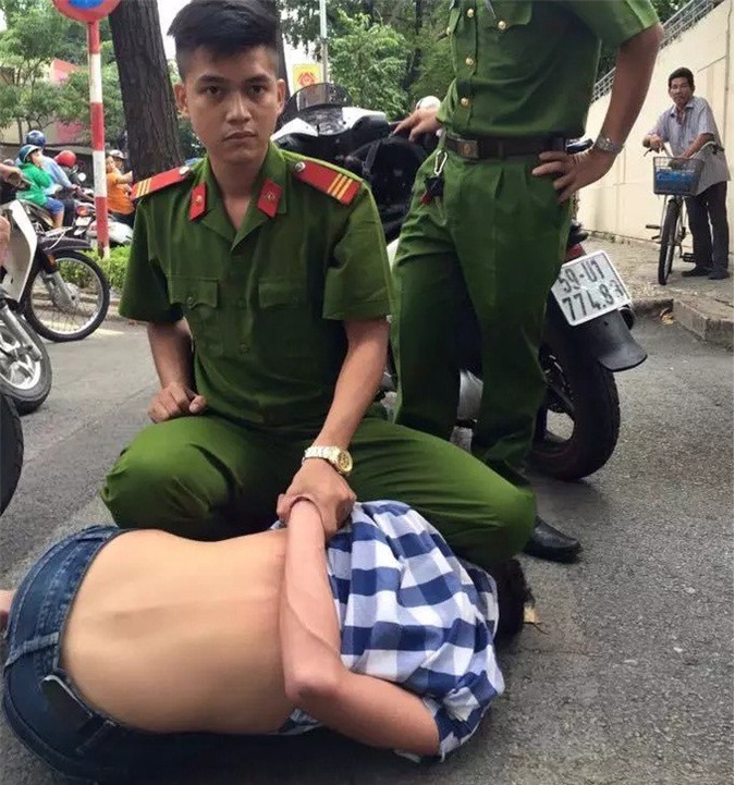 Cảnh sát chữa cháy truy đuổi cướp trên đường phố Sài Gòn