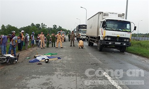 TP. HCM: Xe container tông xe máy, hai người thương vong