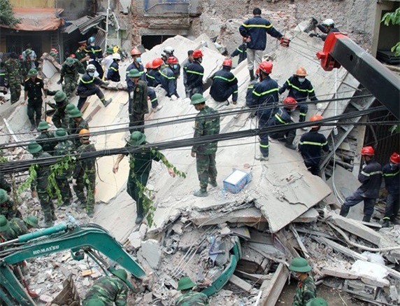 Vụ sập nhà ở Hà Nội: Vì sao chưa khởi tố vụ án?