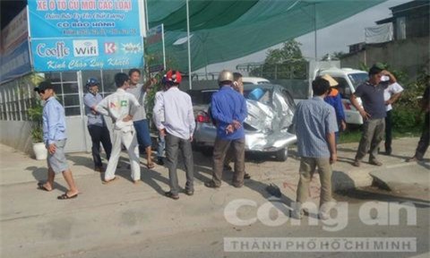 Xe "hổ vồ" phóng nhanh húc bay xế hộp 4 chỗ 