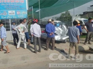 Xe "hổ vồ" phóng nhanh húc bay xế hộp 4 chỗ