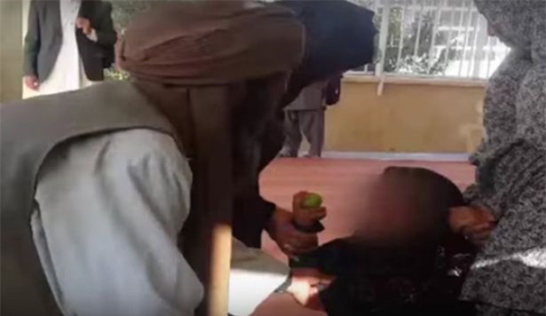 Bố ép con gái 6 tuổi lấy chồng 55 tuổi để đổi lấy một con dê