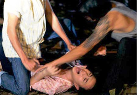 Cô gái 17 tuổi tự thiêu vì bị 8 người thay nhau cưỡng hiếp