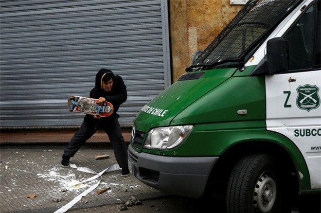 Đi đập phá ôtô của người khác vì muốn... vào tù