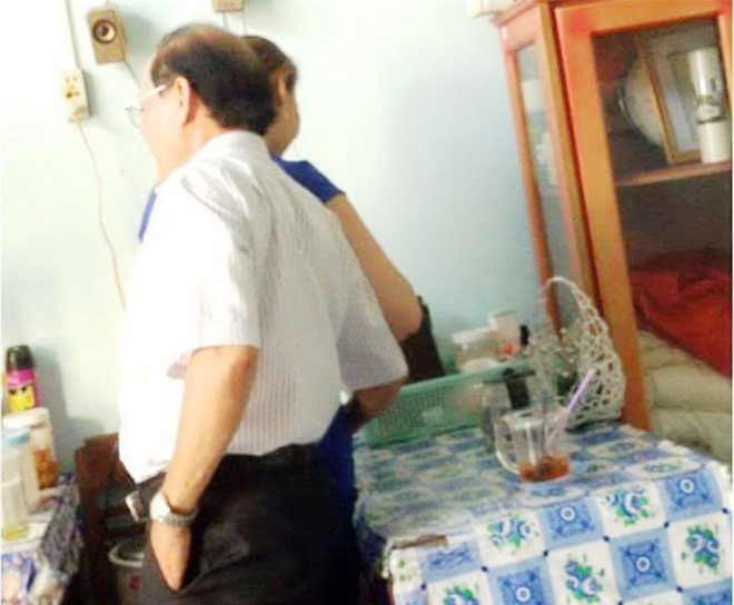 Kiểm điểm Phó giám đốc sở sờ vào chỗ nhạy cảm của nữ tạp vụ