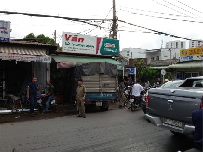 Xe tải mất phanh lao vào cửa hàng sửa xe, 4 người suýt chết