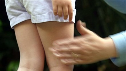 Bắt "yêu râu xanh" nhiều lần dụ bé gái vào nhà dâm ô