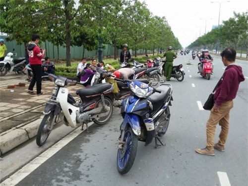 "Đinh tặc" hoành hành, gần 50 người "hì hục" đẩy xe trên đại lộ Mai Chí Thọ