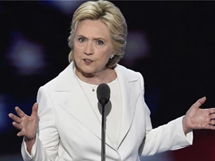 Bà Clinton bị chỉ kích vì video về quan hệ của Trump với ông Putin
