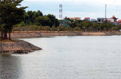 Đang nhậu, thanh niên nhảy xuống hồ trốn truy sát, chết đuối