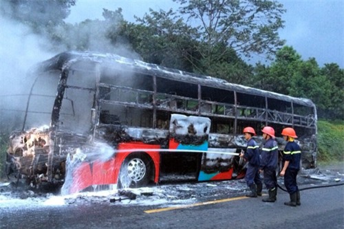 Xe khách cháy trơ khung, hàng chục người hoảng loạn
