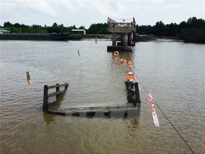 Cầu 4 tỷ đồng chưa nghiệm thu đã đổ sập