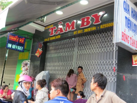 Dùng ròng rọc điện chuyển hàng, một phụ nữ chết thảm