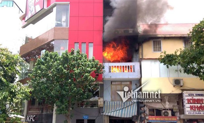 Hà Nội: Cháy ngùn ngụt ở quán phở, nhiều người hoảng loạn