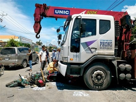 Hai xe máy tông trực diện, nạn nhân văng vào gầm ô tô