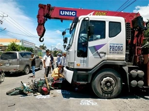Hai xe máy tông trực diện, nạn nhân văng vào gầm ô tô