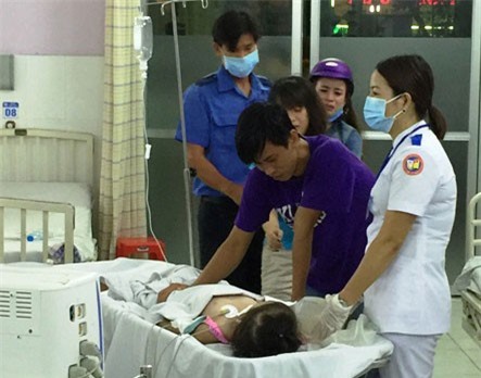 Mẹ sơ ý, con gái 4 tuổi chìm sâu dưới hồ bơi trung tâm thể thao