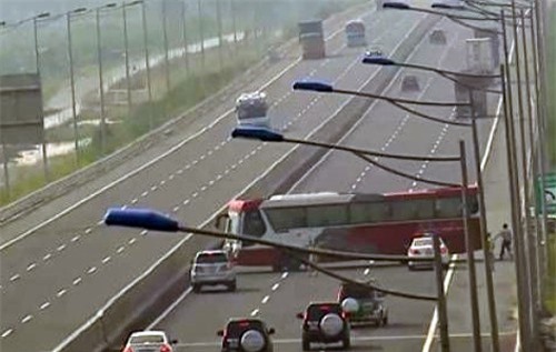 Tài xế xe khách chạy ngược chiều bị phạt 7,5 triệu đồng
