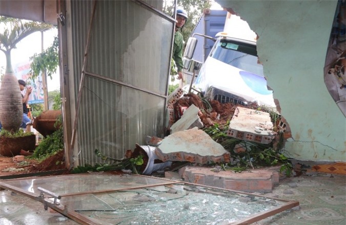 Xe container mất lái húc thẳng vào 2 nhà dân 