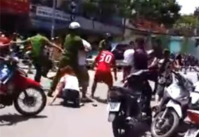Công an buộc nổ súng để giải tán nữ sinh Sài Gòn đánh nhau