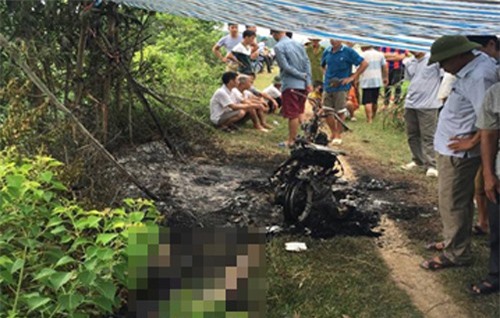 Hoảng hốt phát hiện xác phụ nữ chết cháy cạnh chiếc xe máy