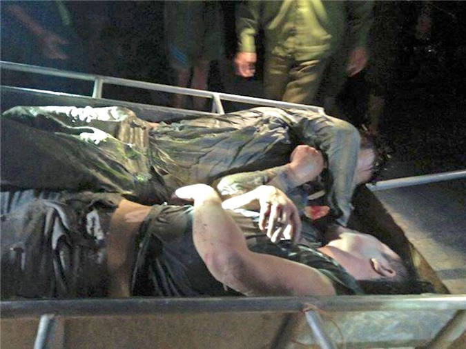 Nghi trộm chó, 2 thanh niên bị cả làng vây đánh, đốt xe