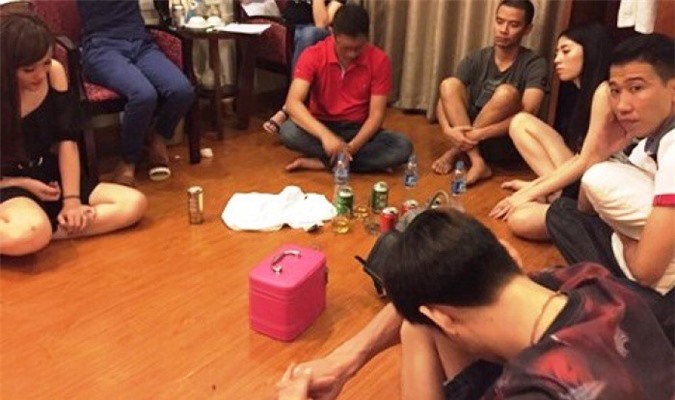 Bắt tại trận 9 nam thanh nữ tú “bay lắc” điên cuồng trong khách sạn