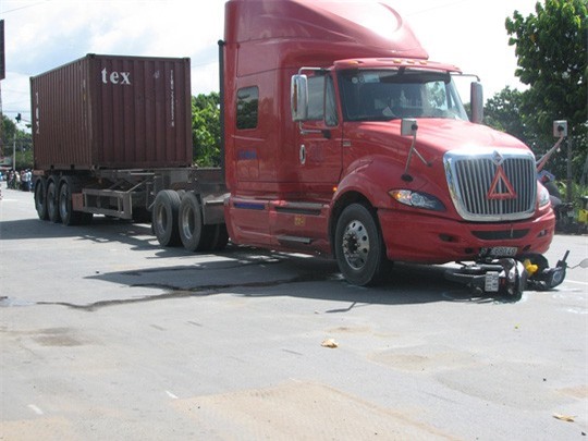 Container kéo lê xe máy gần 100m, một phụ nữ chết thảm