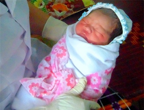 Hà Tĩnh: Phát hiện bé gái sơ sinh bị bỏ rơi trước cổng chùa