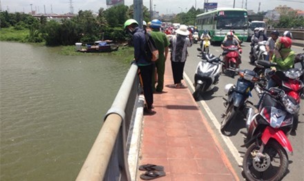 Nam thanh niên bỏ lại thẻ bảo hiểm rồi nhảy cầu tự vẫn