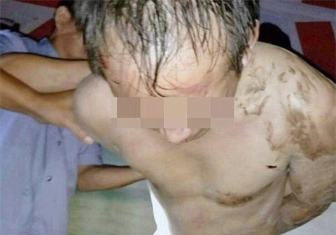 Thầy giáo bị phụ huynh đánh hội đồng vì cưỡng hiếp nữ sinh