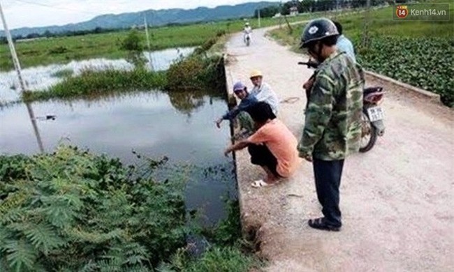 Đèo con trai 3 tuổi đi qua cầu không lan can, mẹ ngã tử vong