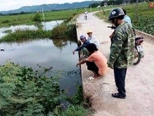 Đèo con trai 3 tuổi đi qua cầu không lan can, mẹ ngã tử vong