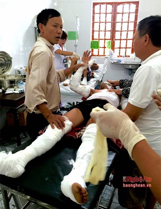 Hai vợ chồng bỏng nặng vì xăng máy cắt cỏ bén lửa