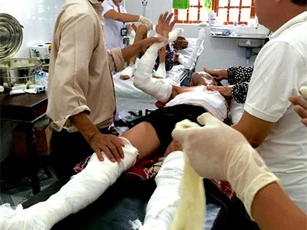Hai vợ chồng bỏng nặng vì xăng máy cắt cỏ bén lửa