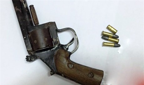 Khởi tố con rể dí súng vào đầu bố vợ vì nghi vợ ngoại tình