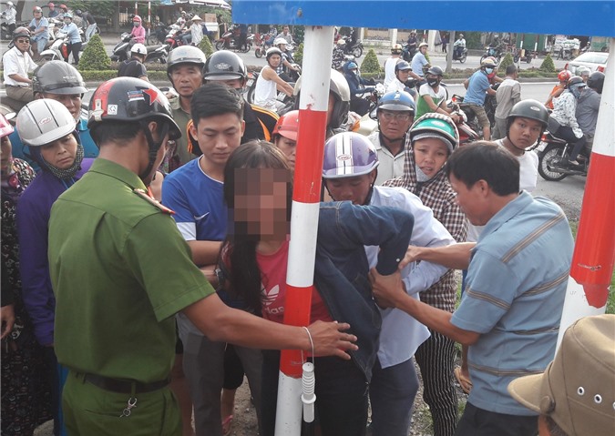 Kịp cứu người mẹ trẻ ôm con thơ định nhảy cầu tự tử