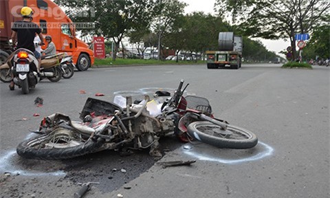 Vượt đèn đỏ, người đàn ông 60 tuổi bị container cán nát tay chân