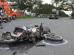 Vượt đèn đỏ, người đàn ông 60 tuổi bị container cán nát tay chân