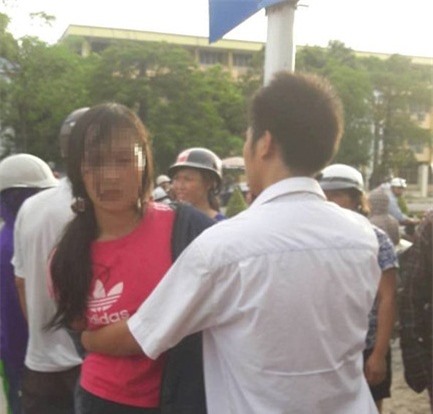 Nghệ An: Cứu người mẹ trẻ "chán sống" ôm con nhảy cầu tự tử