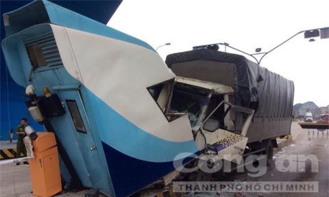 Xe ô tô mất phanh đâm sập ca bin trạm soát vé