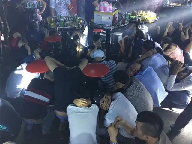 Đột kích bar Diamond, hơn 100 nam nữ đang "bay" lắc