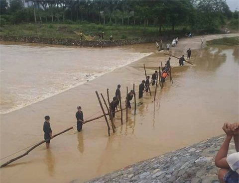 Dùng lưới giăng trắng đêm tìm 2 công nhân bị nước cuốn trôi